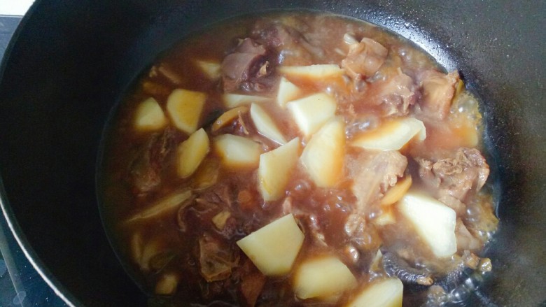 鸡腿炖土豆,加入土豆块,盖上锅盖焖煮10分钟左右至土豆软