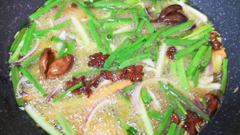 香菇牛肉酱,炒锅内倒入<a style='color:red;display:inline-block;' href='/shicai/ 848'>菜籽油</a>烧热,下入准备好的小葱、洋葱、生姜、胡萝卜、八角、桂皮、草果和小茴香,小火炸至所有食材微微焦黄。