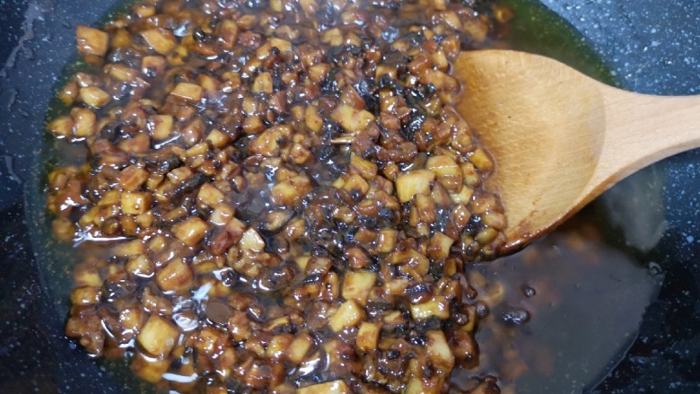 香菇牛肉酱,中小火不停的搅动炒香。