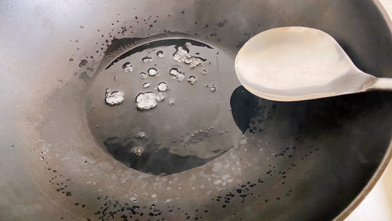海带炖排骨,用勺子背部叫冰糖拍碎,当冰糖开始融化了冒小泡,就可以继续进行了。