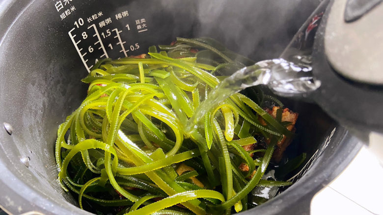 海带炖排骨,添开水没过海带丝,喜欢喝汤可以再多加一些。最后加一点盐炖40分钟左右。如果有砂锅,可以用砂锅做。