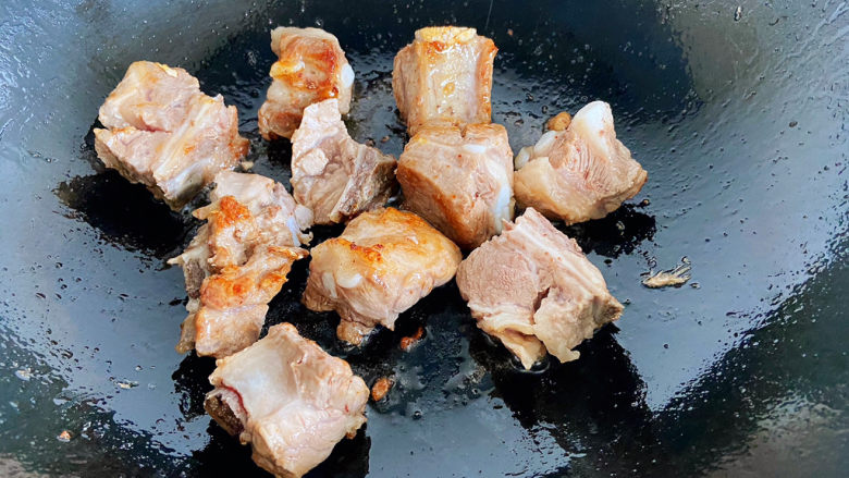 海带炖排骨,冰糖除了能使肉味更加好之外,还可以上色,所以很多时候我都不用老抽,太黑,冰糖炒一下就变金黄色。
