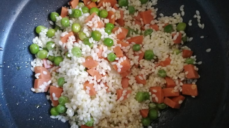 豌豆糯米饭,倒入电饭煲锅胆内。