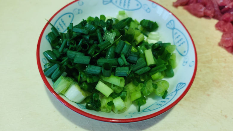 香菇牛肉酱,<a style='color:red;display:inline-block;' href='/shicai/ 3250'>葱</a>洗净,切粒