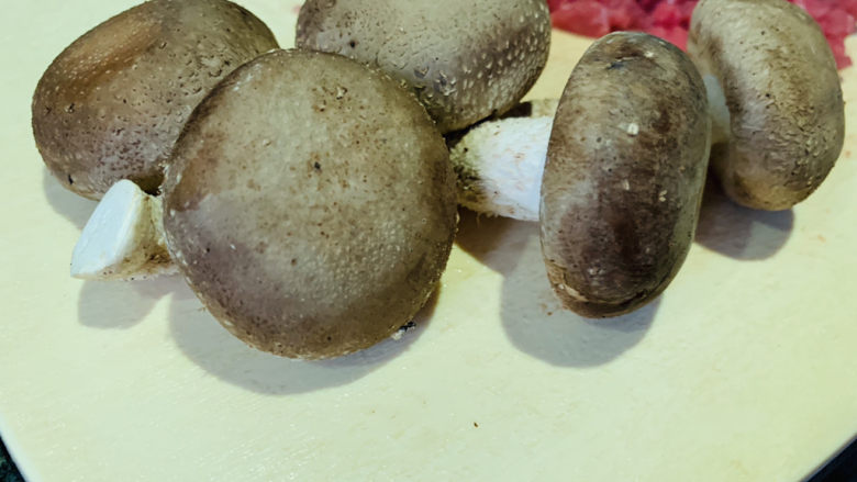 香菇牛肉酱,香菇去菇脚,洗净