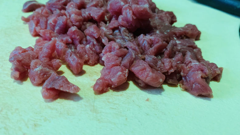 香菇牛肉酱,牛肉洗净,切丁
