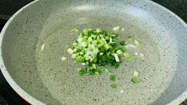 香菇牛肉酱,锅加食用油,热锅,撒葱粒