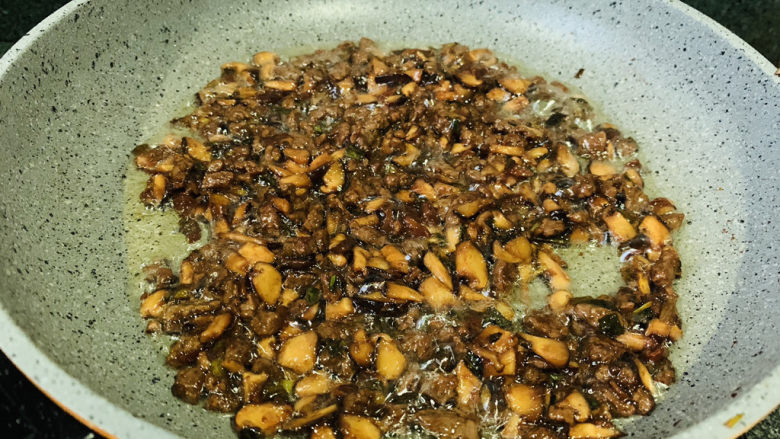 香菇牛肉酱,继续不断翻炒,约5分钟,起锅