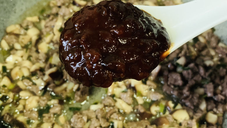 香菇牛肉酱,转中小火,加1勺<a style='color:red;display:inline-block;' href='/shicai/ 4510'>黄豆酱</a>