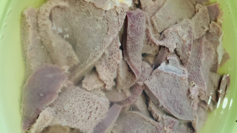 麻油猪肝,用清水浸泡,泡出血水,沥干