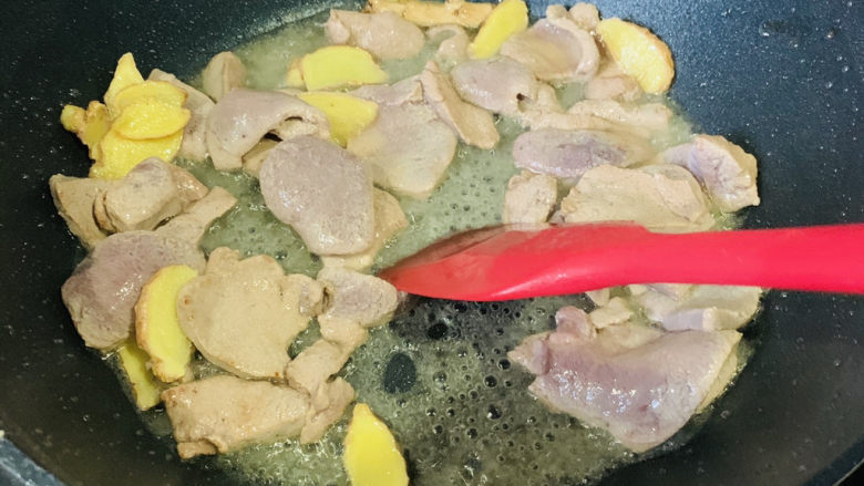 麻油猪肝,倒入猪肝,大火翻炒变色