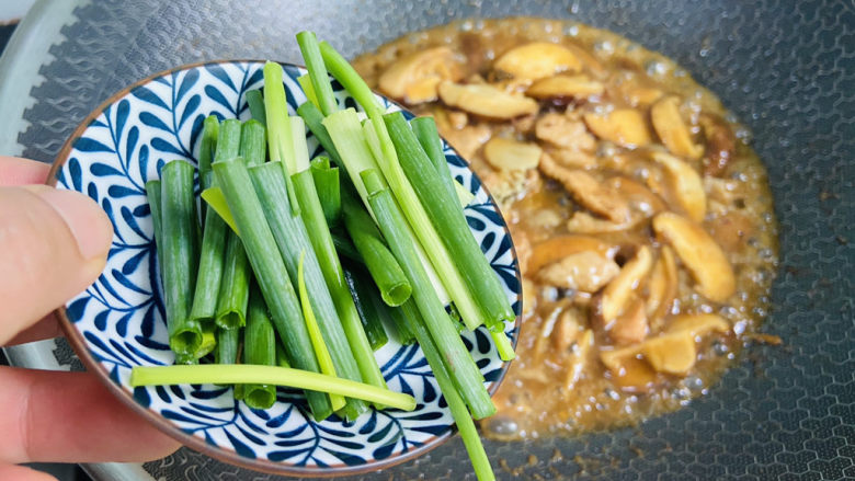 香菇炒肉片,放入葱段