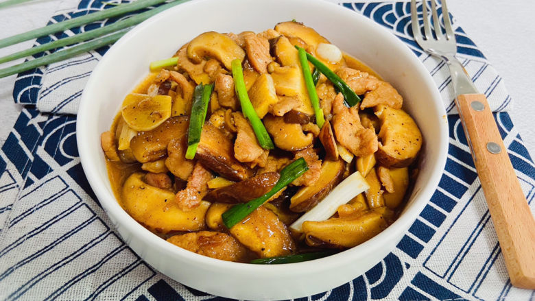 香菇炒肉片,香菇炒肉片咸香浓郁,营养丰富!