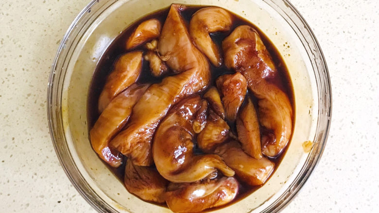香菇滑鸡粥,搅拌均匀,腌制半小时以上