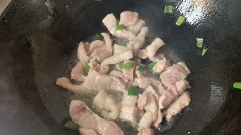 香菇炒肉片,翻炒