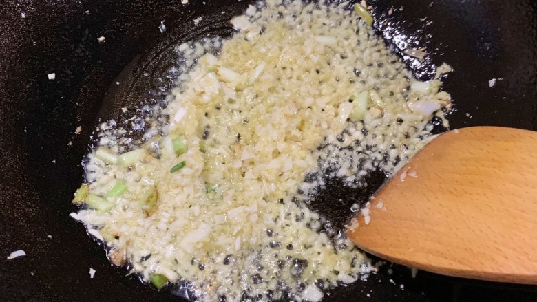 茄子焖面,起锅热油,炝香葱姜蒜