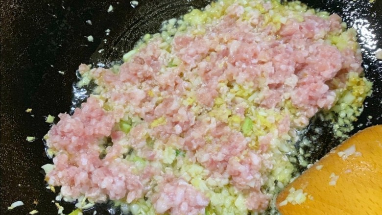 茄子焖面,倒入肉馅,加适量<a style='color:red;display:inline-block;' href='/shicai/ 718'>料酒</a>,炒至变色