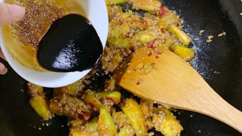 茄子焖面,倒入调好的鱼香料汁,中火翻炒