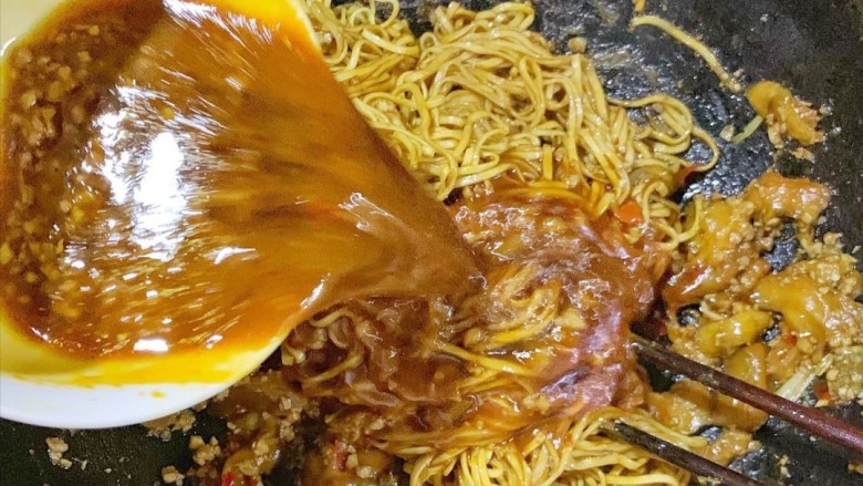 茄子焖面,加入之前舀出来的汤汁,拌匀