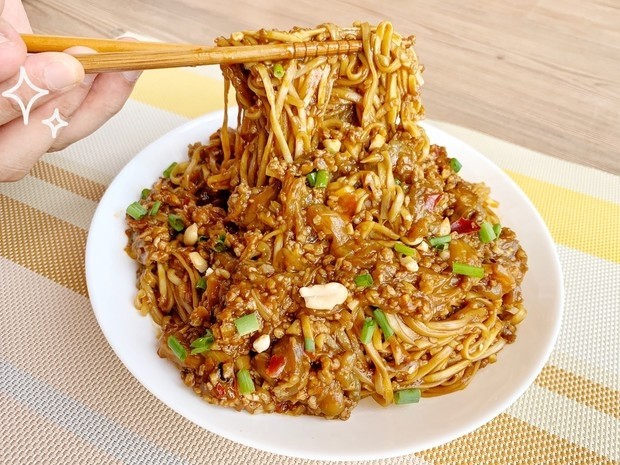 茄子焖面,淋点香油,撒上葱花,开吃