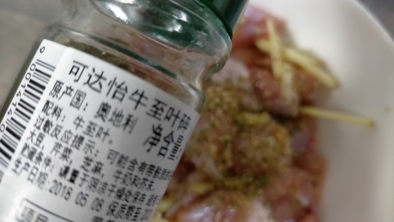 鸡腿炖土豆,美味的关键,超市网上都有卖的
撒一些
