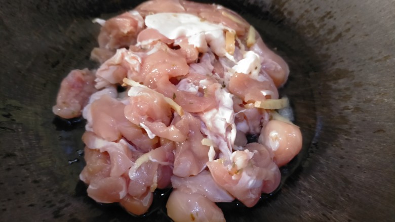 鸡腿炖土豆,倒入鸡肉,全程中火