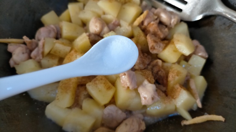 鸡腿炖土豆,盐一丢丢,虽然土豆之前没放盐,但是鸡腿在炒的过程中会出很多汤汁,土豆吸收汤汁也会变咸