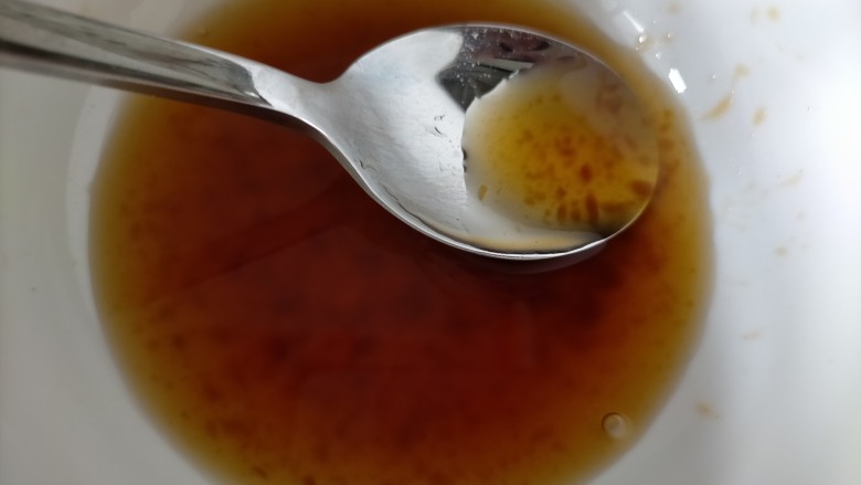 蒜蓉蚝油生菜,水两勺,搅拌均匀稀释耗油
