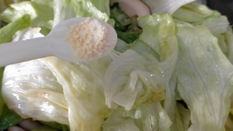 蒜蓉蚝油生菜,加入鸡精适量,翻炒均匀即可出锅,别的调料什么都不用放,也不用放盐,耗油本身就很咸