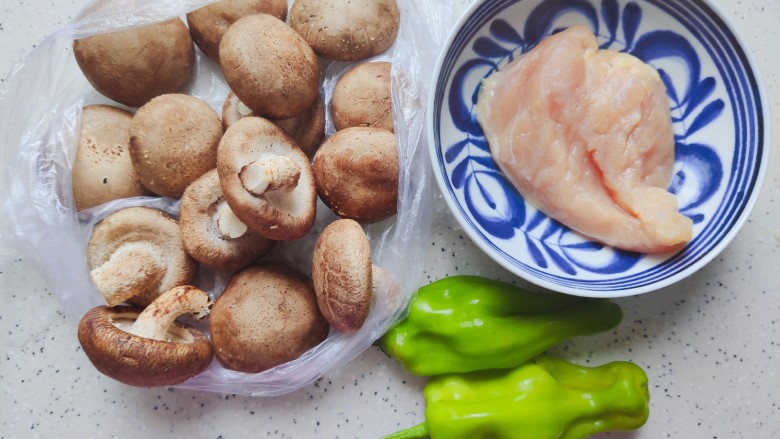 香菇炒肉片,首先我们准备好所有食材