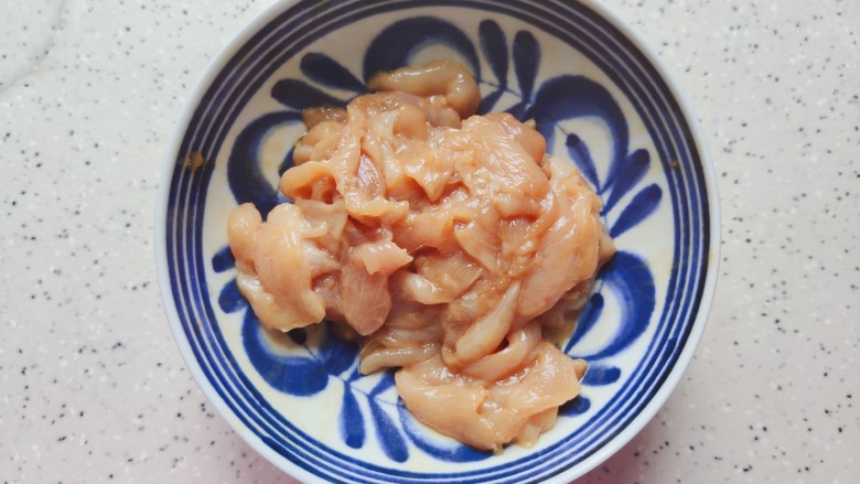 香菇炒肉片,<a style='color:red;display:inline-block;' href='/shicai/ 101'>鸡胸肉</a>冲洗一下,切成薄片,加适量生抽,料酒,一小勺淀粉,细砂糖,几滴食用油,抓均匀,腌制备用