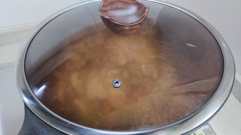 香菇炒肉片,盖上锅盖,转小火,焖煮2分钟