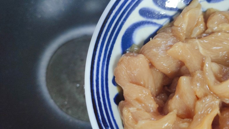 香菇炒肉片,待锅内油热,下鸡片