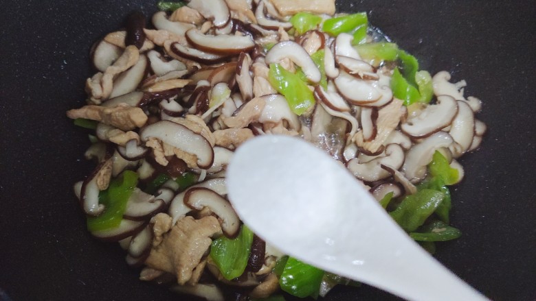 香菇炒肉片,待锅内汤汁差不多收紧,加一小勺细盐