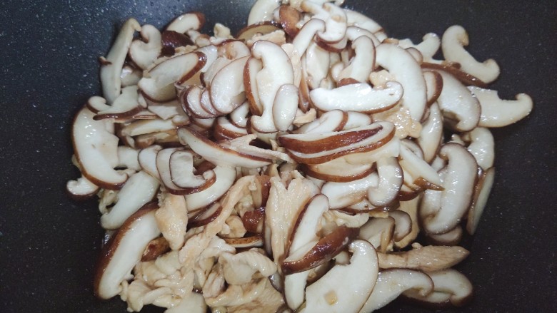 香菇炒肉片,翻炒至香菇稍稍变软,体积变小