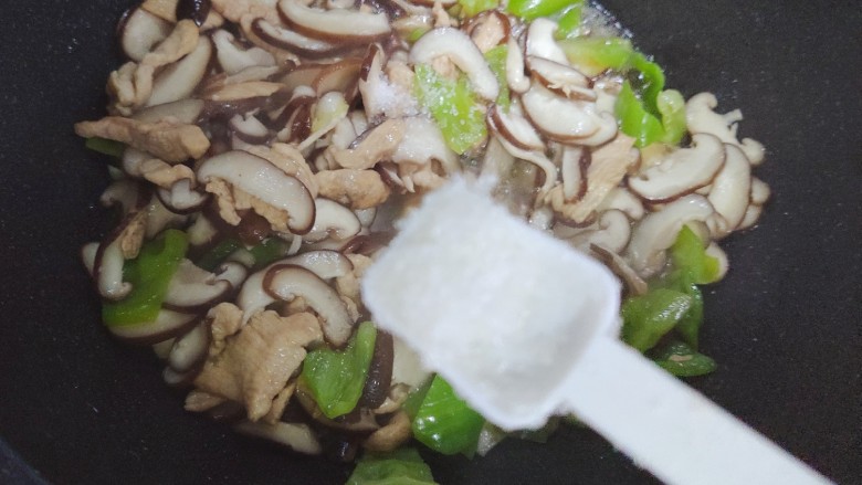 香菇炒肉片,加一小勺细砂糖,翻炒均匀即可