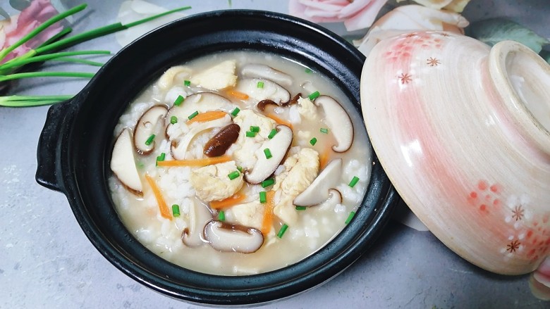 香菇滑鸡粥,拍上成品图,一道鲜美的香菇滑鸡粥就完成了。