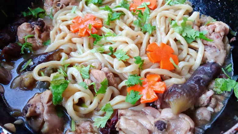 茄子焖面,最后放入<a style='color:red;display:inline-block;' href='/shicai/ 717'>味精</a>和<a style='color:red;display:inline-block;' href='/shicai/ 131'>香菜</a>提鲜即可出锅享用