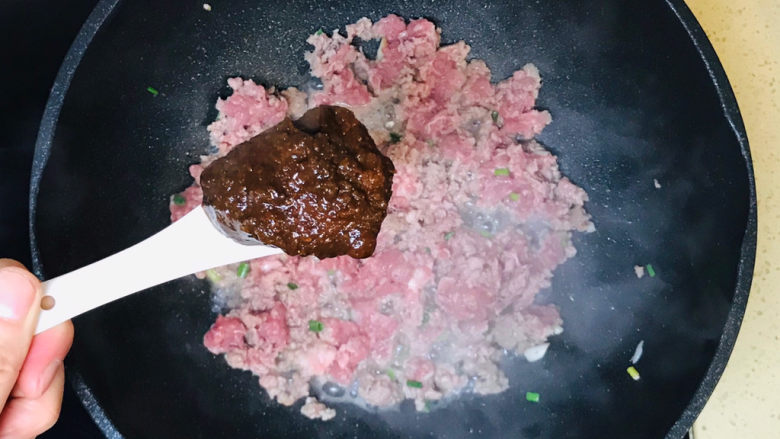 香菇牛肉酱,加入<a style='color:red;display:inline-block;' href='/shicai/ 705'>豆瓣酱</a>,一起翻炒入味