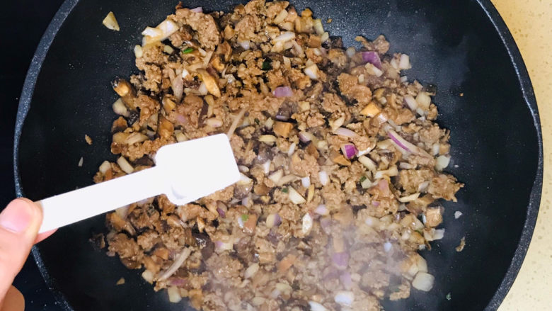 香菇牛肉酱,一直翻炒至水分收紧,撒上盐调味