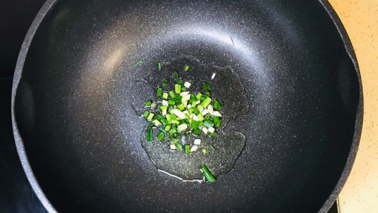 香菇牛肉酱,倒入葱花,煸炒出葱香