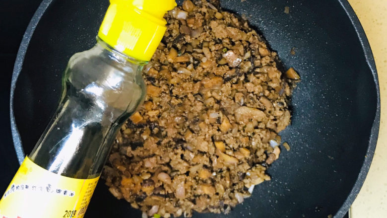 香菇牛肉酱,看到水分都烤干,就可以了,起锅前淋上香油提香