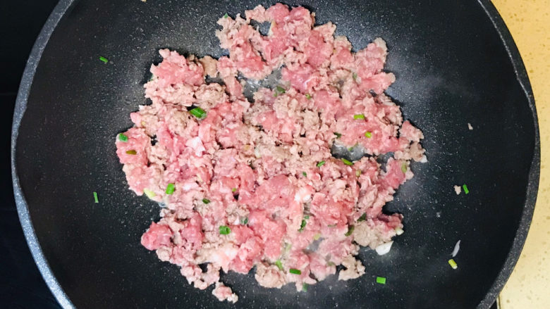 香菇牛肉酱,打散翻炒均匀