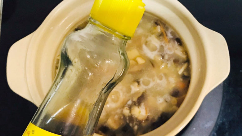 香菇滑鸡粥,大约二十分钟就熟了,关火起锅前淋入香油提香