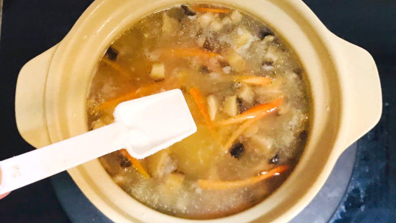 香菇滑鸡粥,撒上盐,转慢火煲粥