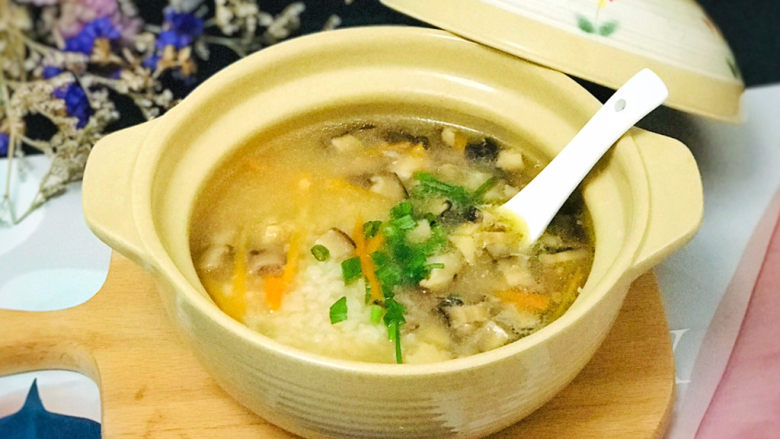 香菇滑鸡粥,撒上葱花,就可以上桌开吃了