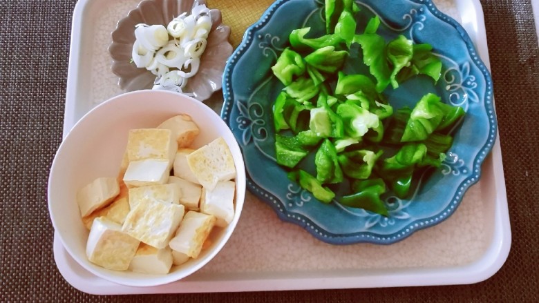 青椒炒豆腐,食材处理好了