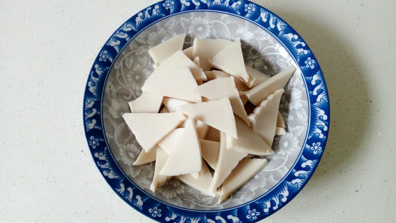 青椒炒豆腐,<a style='color:red;display:inline-block;' href='/shicai/ 6076'>千页豆腐</a>冲洗一下,切成片