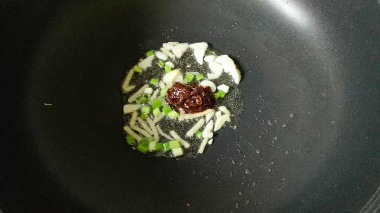 青椒炒豆腐,炒锅中加入适量油烧热,放入葱姜蒜爆香,加入一勺<a style='color:red;display:inline-block;' href='/shicai/ 705'>豆瓣酱</a>炒出红油