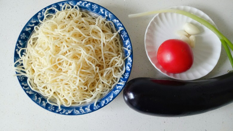 茄子焖面,准备好需要的食材